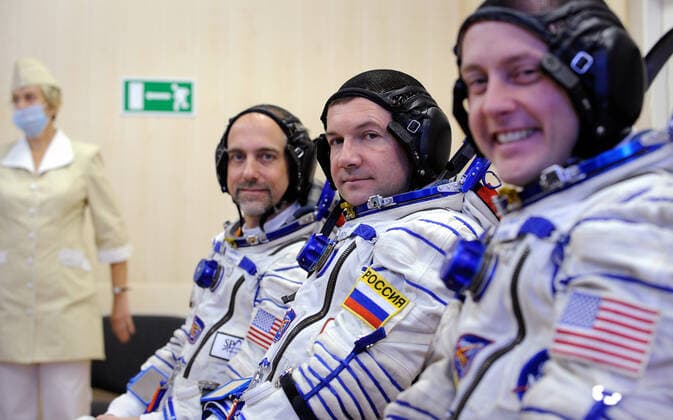 American spaceflight participant Richard Garriott, left, Expedition 18 Flight Engineer Yuri V. Lonchakov and Expedition 18 Commander Michael Fincke, right, smile for the camera after they had their Russian Sokol suits pressure checked in preparation for launch onboard the Soyuz TMA-13 spacecraft, Sunday, Oct. 12, 2008 from the Baikonur Cosmodrome in Kazakhstan. The three crew members are scheduled to dock with the International Space Station on Oct. 14. Fincke and Lonchakov will spend six months on the station, while Garriott will return to Earth Oct. 24 with two of the Expedition 17 crew members currently on the International Space Station. Copyright: xpiemagsx piemagsspace-58919 !ACHTUNG AUFNAHMEDATUM GESCHÄTZT!