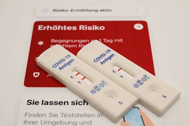 Stock I06.08.2022 I New Coronatest, Corona-Test, Corona Test, Positiv, positiver Test, zwei Striche, zwei rote Striche, Covid-19 Antigen, Antigentest, Antigen-Test, Testpflicht, Pflicht zum Test, 2G, 2G+, 3G Hamburg Neugraben Hamburg Deutschland *** Stock I06 08 2022 I New Coronatest, Corona Test, Corona Test, positive, positive test, two lines, two red lines, Covid 19 antigen, antigen test, antigen test, obligation to test, obligation to test, 2G, 2G , 3G Hamburg Neugraben Hamburg Germany Copyright: xLobeca FelixxSchlikisx