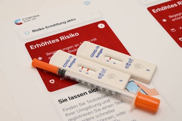 Stock I06.08.2022 I New Coronatest, Corona-Test, Corona Test, Positiv, positiver Test, zwei Striche, zwei rote Striche, Covid-19 Antigen, Antigentest, Antigen-Test, Testpflicht, Pflicht zum Test, 2G, 2G+, 3G Hamburg Neugraben Hamburg Deutschland *** Stock I06 08 2022 I New Coronatest, Corona Test, Corona Test, positive, positive test, two lines, two red lines, Covid 19 antigen, antigen test, antigen test, obligation to test, obligation to test, 2G, 2G , 3G Hamburg Neugraben Hamburg Germany Copyright: xLobeca FelixxSchlikisx