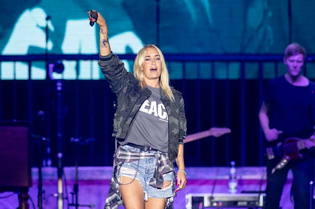 Entertainment Themen der Woche KW31 Entertainment Bilder des Tages Sarah Connor live bei einem Konzert ihrer Herz Kraft Werke -Tour beim Apoldaer Musiksommer 2022 auf der Festwiese in der Herressener Promenade. Apolda, 05.08.2022 *** Sarah Connor live at a concert of her Herz Kraft Werke Tour at the Apoldaer Musiksommer 2022 on the Festwiese in the Herressener Promenade Apolda, 05 08 2022 Foto:xM.xKremerx xFuturexImage