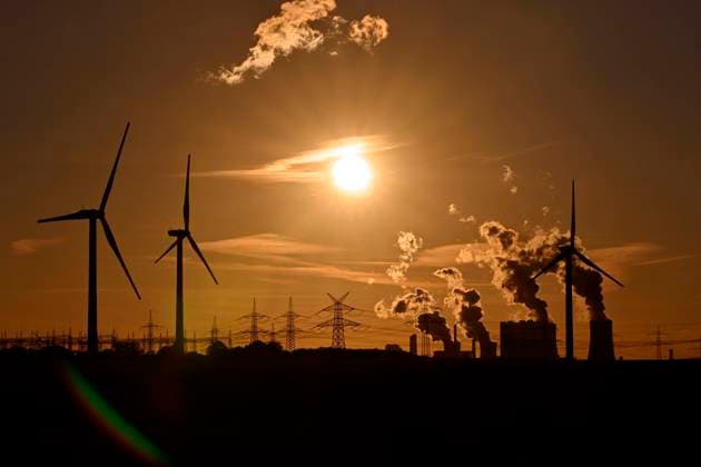 Strommasten und Windräder rund um das Kohlekraftwerk Neurath des Stromkonzerns RWE. Wegen der Energiekrise überlegt die Bundesregierung, als Ersatz für Strom aus Erdgas Kohlekraftwerke aus der Reserve wieder ans Netz zu nehmen. (Themenbild, Symbolbild) Bergheim, 01.08.2022 NRW Deutschland *** Power pylons and wind turbines around the Neurath coal-fired power plant of the RWE power company Because of the energy crisis, the German government is considering bringing coal-fired power plants from the reserve back online as a substitute for electricity from natural gas Topic image, symbol image Bergheim, 01 08 2022 NRW Germany Copyright: xDwixAnoraganingrumx