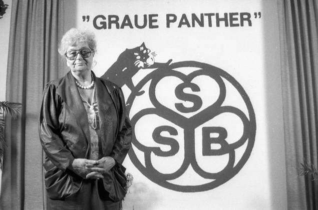 Trude Unruh (Politikerin) 08 89 hör Deutschland deutsch deutsche Frau Politik Autorin Senioren Seniorenpartei Partei Graue Panther Die Grauen german female politician quer halb stehend neutral Logo Parteilogo sw *** Trude Unruh politician 08 89 hear germany german german woman politics author senior seniors party party Graue Panther Die Grauen german female politician crosswise half standing neutral logo party logo bw