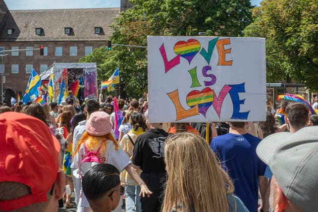 06.08.2022,Christopher Street Day CSD,Nürnberg: Am Samstag, den 06.08.2022, gingen in Nürnberg mehrere tausend Menschen anlässlich des Christopher Street Day, kurz CSD, auf die Straße und zogen in einer langen Parade durch die Nürnberger Innenstadt. Der diesjährige CSD stand unter dem Motto Sichtbarkeit schafft Sicherheit . Gedacht wurde außerdem der im Februar 2022 verstorbenen queeren Nürnberger Aktivistin Uschi Unsinn, geb. Uwe Scherzer. Bayern Deutschland *** 06 08 2022,Christopher Street Day CSD,Nuremberg On Saturday, 06 08 2022, several thousand people took to the streets in Nuremberg on the occasion of Christopher Street Day, or CSD for short, and marched in a long parade through Nurembergs city center This years CSD was he