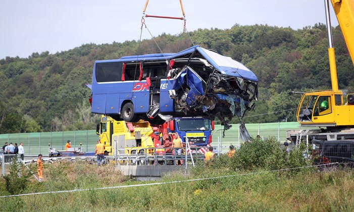 Bilder des Jahres 2022, News 08 August News Themen der Woche KW31 News Bilder des Tages Kroatien, Bus aus Polen verunglückt Polish bus crash in Croatia A crane works on removing the bus with Polish licence plates that slipped off a road, from the scene near Varazdin, northwestern Croatia, August 6, 2022. At least 12 people died and 31 injured after a Polish bus filled with religious pilgrims skidded off a highway in northern Croatia early on Saturday morning. 18 people among the 31 hurt have suffered serious injuries after the bus crashed off the A4 highway in Podvorec, about 30 miles (50km) north of capital Zagreb. ZeljkoxLukunic PIXSELL