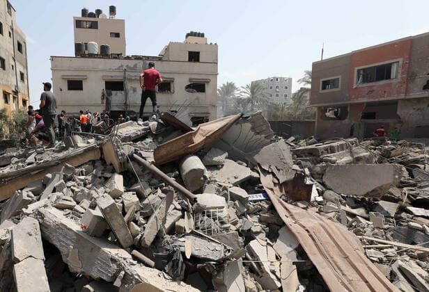 News Themen der Woche KW31 News Bilder des Tages August 6, 2022, Gaza city, Gaza Strip, Palestinian Territory: Palestinians inspect the rubble of a building following an Israeli air strike in Gaza City on August 6, 2022. Israel attacked the besieged Gaza Strip with warplanes on Friday, killing at least 11 people including a commander of the Islamic Jihad and a young girl Gaza city Palestinian Territory - ZUMAap3_ 20220806_zaf_ap3_319 Copyright: xRamadanxEl-Aghax