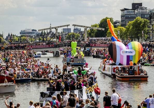 Bilder des Jahres 2022, News 08 August News Themen der Woche KW31 2022-08-06 15:11:13 AMSTERDAM - Participants on a boat during the Canal Parade. After two years of absence, the boat parade will be held again, the highlight of Pride Amsterdam. ANP REMKO DE WAAL netherlands out - belgium out *** 2022 08 06 15 11 13 AMSTERDAM Participants on a boat during the Canal Parade After two years of absence, the boat parade will be held again, the highlight of Pride Amsterdam ANP REMKO DE WAAL netherlands out belgium out  Copyright: xx x452749527x originalFilename: 452749527.jpg