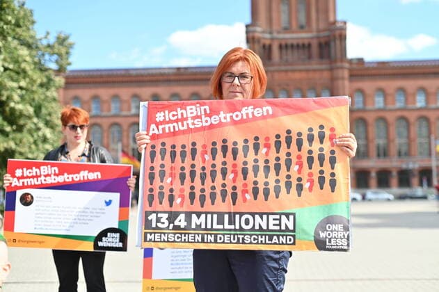 Bilder des Jahres 2022, News 08 August News Themen der Woche KW31 News Bilder des Tages Aktive der Bewegung IchBinArmutsbetroffen halten Plakate waehrend sie in Berlin vor dem Roten Rathaus fuer eine Umverteilung der vorhandenen Ressourcen und gegen die zunehmende Kluft von Arm und Reich angesichts steigender Energie- und Lebensmittelpreise protestieren (Foto vom 06.08.2022). Die Stiftung OneWorryLess hatte angesichts der Preissteigerungen bundesweit zu neuen Protesten aufgerufen. (Siehe epd-Meldung vom 06.08.2022) Protest gegen zunehmende Kluft von Arm und Reich *** Activists of the movement IchBinArmutsbetroffen hold posters while protesting in front of the Red City Hall in Berlin for a redistribution of existing resources and against the increasing gap between rich and poor in the face of rising energy and food prices Ph Copyright: epd-bild ChristianxDitsch EDITORIAL USE ONLY