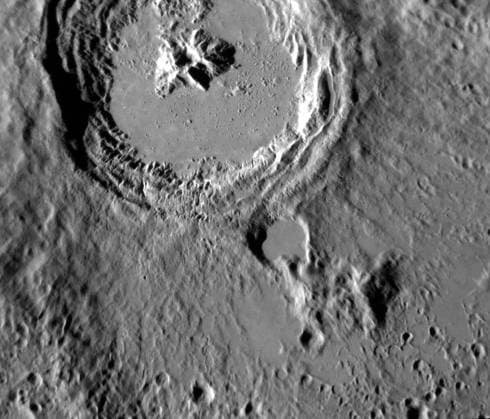Date acquired April 05, 2013 This striking image of Kuiper shows the crater in a new perspective. This image highlights the crater s smooth impact melt and central peaks. Kuiper, first seen by Mariner 10, is an easily identifiable feature on Mercury s surface due to its bright rays, similar to Hokusai. This image was acquired as a high-resolution targeted observation. Targeted observations are images of a small area on Mercury s surface at resolutions much higher than the 200-meter pixel morphology base map. It is not possible to cover all of Mercury s surface at this high resolution, but typically several areas of high scientific interest are imaged in this mode each week. The MESSENGER spacecraft is the first ever to orbit the planet Merc Copyright: xpiemagsx piemagsspace-113560 !ACHTUNG AUFNAHMEDATUM GESCHÄTZT!