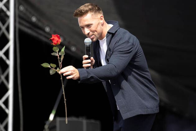 Entertainment Themen der Woche KW31 Entertainment Bilder des Tages Lieblingslieder - Deutschlands größtes Ohrwurm-Spektakel Unterhaltung: Lieblingslieder am 06.08.2022 in Bonn (Nordrhein-Westfalen). Ramon Roselly steht in Bonn auf der Bühne und hält eine rote Rose in der Hand Bonn Rheinaue Nordrhein-Westfalen Deutschland *** Favorite Songs Germanys biggest earworm spectacle entertainment favorite songs on 06 08 2022 in Bonn North Rhine Westphalia Ramon Roselly stands on stage in Bonn holding a red rose in his hand Bonn Rheinaue North Rhine Westphalia Germany Copyright: xMarcoxSteinbrenner Kirchner-Mediax