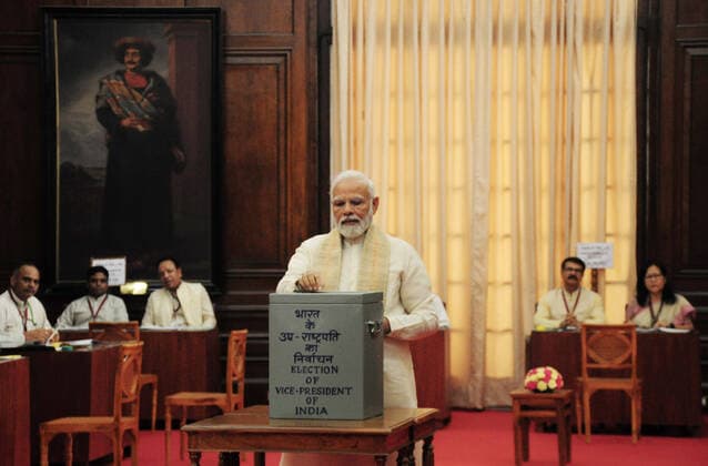 Indien, Wahl des 14. Vizepräsidenten NEW DELHI, INDIA - AUGUST 6: Prime Minister Narendra Modi casting his votes during the election of the Vice President at Parliament House on August 6, 2022 in New Delhi, India. Former Governor of West Bengal and NDA?s pick Jagdeep Dhankhar defeated Opposition nominee Margaret Alva to become the 14th Vice-President of India. Of the 725 votes polled, Dhankhar clinched 528 votes, Alva got 182 while 15 were found to be invalid. (Photo by Sonu Mehta Hindustan Times ) Vice-Presidential Poll 2022: NDA Candidate Jagdeep Dhankhar Wins V-P Election With 528 Votes