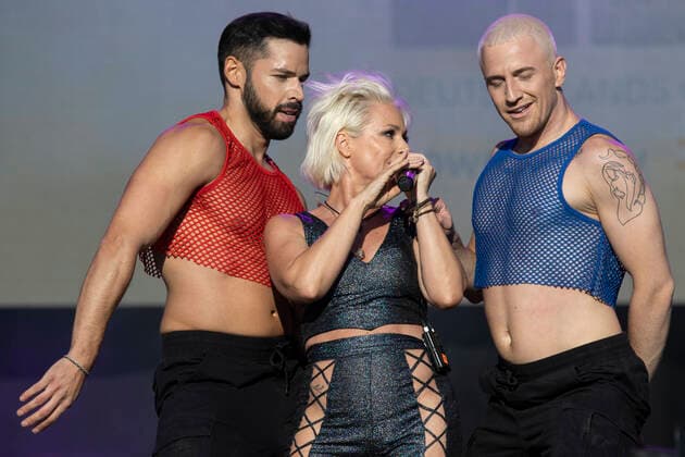 Entertainment Themen der Woche KW31 Entertainment Bilder des Tages Lieblingslieder - Deutschlands größtes Ohrwurm-Spektakel Unterhaltung: Lieblingslieder am 06.08.2022 in Bonn (Nordrhein-Westfalen). Michelle steht in Bonn mit zwei Tänzern auf der Bühne Bonn Rheinaue Nordrhein-Westfalen Deutschland *** Favorite songs Germanys biggest earworm spectacle entertainment favorite songs on 06 08 2022 in Bonn North Rhine Westphalia Michelle stands in Bonn with two dancers on stage Bonn Rheinaue North Rhine Westphalia Germany Copyright: xMarcoxSteinbrenner Kirchner-Mediax
