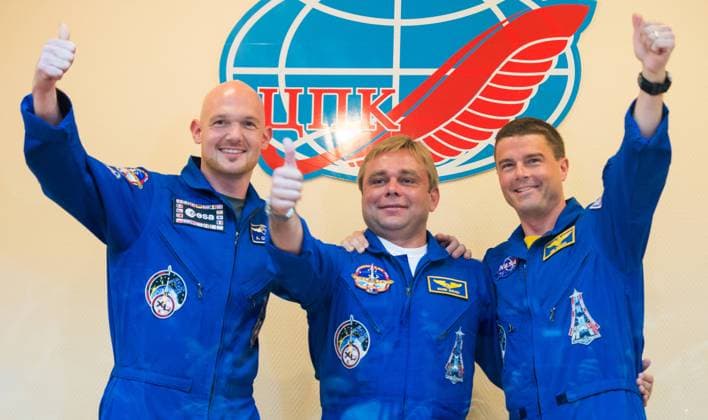 Expedition 40 Flight Engineer Alexander Gerst of the European Space Agency, ESA, left, Soyuz Commander Maxim Suraev of the Russian Federal Space Agency, Roscosmos, center, and Flight Engineer Reid Wiseman of NASA, right, pose for a picture at the conclusion of a press conference, Tuesday, May 27, 2014, at the Cosmonaut Hotel in Baikonur, Kazakhstan. The mission to the International Space Station is set to launch May 29 from the Baikonur Cosmodrome. Copyright: xpiemagsx piemagsspace-122556 !ACHTUNG AUFNAHMEDATUM GESCHÄTZT!