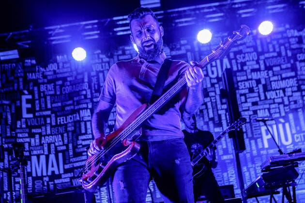 August 6, 2022, Montalto delle Marche, Italy: Jacopo Gigliotti of Alternative Italian rock band Fast Animals and Slow Kids performs in the live concert. Montalto delle Marche Italy - ZUMAs197 20220806_zaa_s197_345 Copyright: xMairoxCinquettix