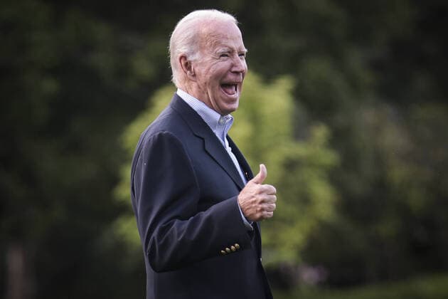 Bilder des Jahres 2022, News 08 August News Themen der Woche KW31 News Bilder des Tages U.S. President Joe Biden makes a remark as he walks on the South Lawn of the White House before boarding Marine One in Washington, DC on Sunday, August 7, 2022. Biden is traveling to Rehoboth Beach, Delaware, after he tested negative for COVID 19.  WASP2022080706 OliverxContreras