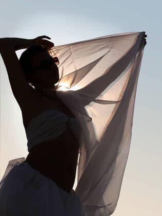 Creative Highlights Symbolbilder Woman silhouette with a scarf  Copyright: GalinaxBarskaya 30243825