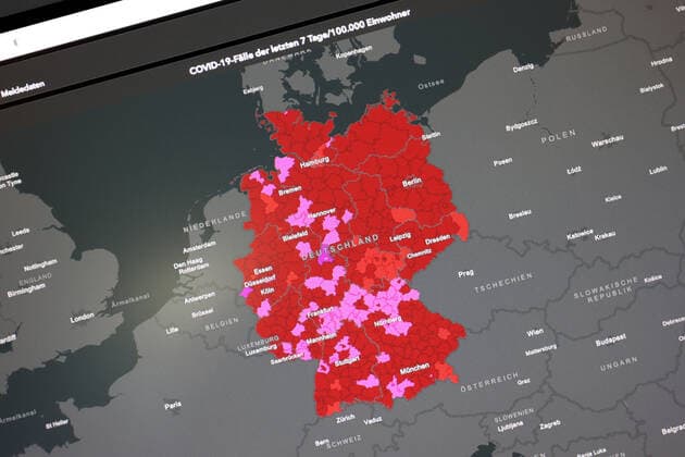 RKI dashboard, 7 day incidence is now 389.3 7 day incidence, RKI dashboard on a monitor on 08 08 2022 in Siegen Germany.