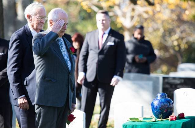 Former astronaut William Anders salutes the urn containing the ashes of former astronaut Alan Bean, Thursday, Nov. 8, 2018 at Arlington National Cemetery in Virginia. Selected as an astronaut in 1963, Bean flew in space twice, becoming the fourth human to walk on the Moon on Nov. 19, 1969 and spent 59 days in space as commander of the second Skylab mission in 1973. Copyright: xpiemagsx piemagsspace-149527 !ACHTUNG AUFNAHMEDATUM GESCHÄTZT!
