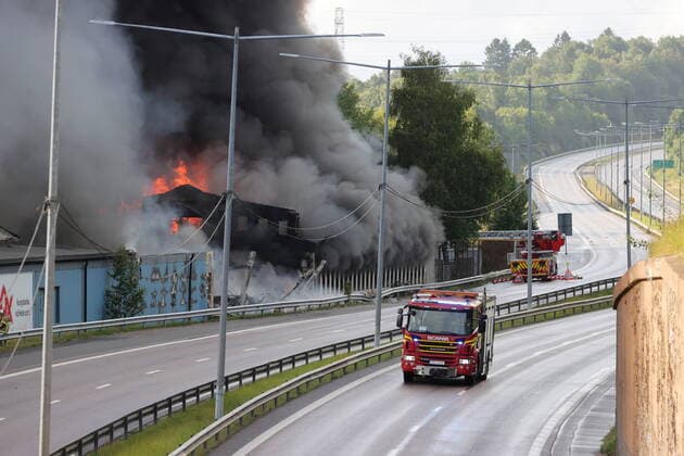 Bilder des Jahres 2022, News 08 August News Themen der Woche KW32 News Bilder des Tages GÖTEBORG 20220808 En kraftig brand utbröt i en industrilokal i Kallered i Mölndals kommun pa mandags morgonen. E6 har stängts av i bada riktningar pa grund av branden. GÖTEBORG SVERIGE x9200x *** GÖTEBORG 20220808 A major fire broke out in an industrial building in Kallered in the municipality of Mölndal on Monday morning The E6 has been closed in both directions due to the fire GÖTEBORG SWEDEN x9200x  Copyright: xAdamxIhse TTx BRAND GÖTEBORG