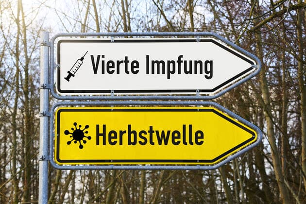 PHOTOMONTAGE, street signs with the inscriptions Autumn Wave and Fourth Vaccination. ** NUR FUER REDAKTIONELLE ZWECKE ** EDITORIAL USE ONLY **