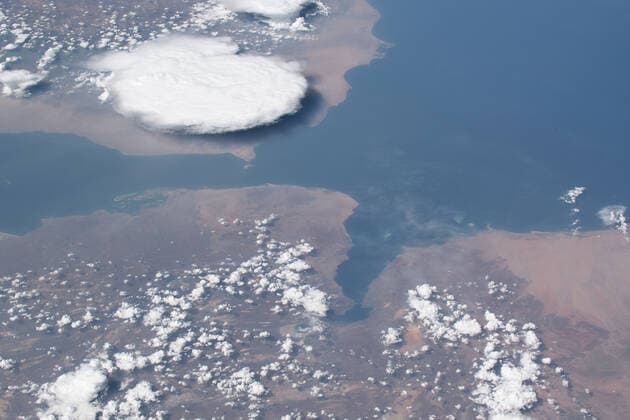 iss059e078914 (May 29, 2019) --- Storm clouds are seen on the southwestern coast of Yemen as the International Space Station was about to fly 254 miles over the Bab al-Mandab Strait in between the Gulf of Aden and the Red Sea. Copyright: xpiemagsx piemagsspace-153323 !ACHTUNG AUFNAHMEDATUM GESCHÄTZT!