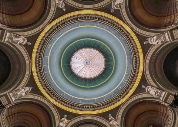 The domed hall in the Alte Nationalgalerie on Museum Island in Berlin Mitte From the opening in the center of the dome, light falls on white figures between the arches During World War II, the hall was severely damaged by a bomb hit During the renovation of the Nationalgalerie from 1999 to 2001, the original w