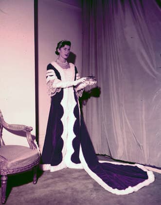 Archivbilder der Woche KW32 1953, London, England, United Kingdom: Cutting out the scarlet velvet for a robe for Princess Elizabeth in readiness for the Coronation at Baroque Ltd., Cavendish Square, London. Model wears a completed Princess s robe. London United Kingdom - ZUMAk09_ 19530402_zka_k09_039 Copyright: xKeystonexUSAx