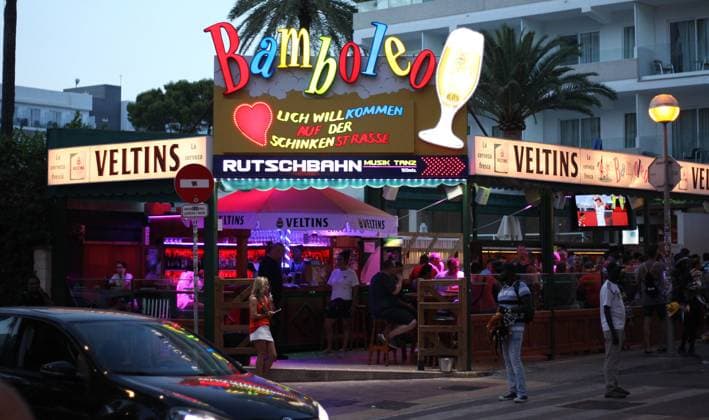 Der Biergarten Bamboleo in der Schinkenstraße. Playa de Palma Mallorca *** The beer garden Bamboleo in the ham street Playa de Palma Mallorca