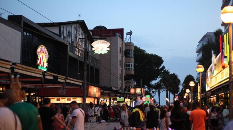 Die gut besuchte Partymeile Schinkenstraße bei Einbruch der Nacht. Links das Kultlokal Bierkönig. Playa de Palma Mallorca *** The well-attended party mile ham street at nightfall links the cult pub Bierkönig Playa de Palma Mallorca