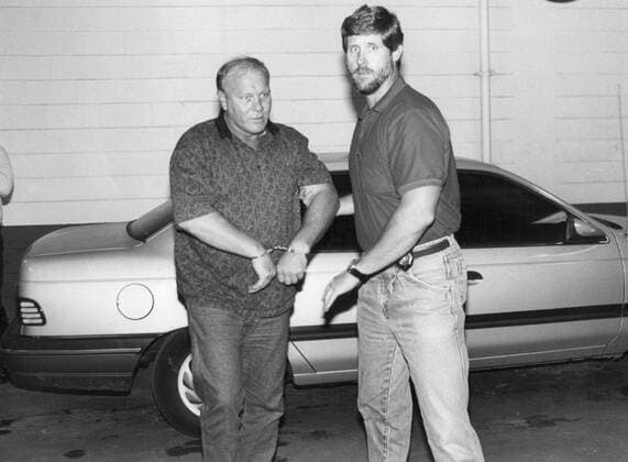 Archivbilder der Woche KW32 November 11, 1992, Florida, USA: Murder suspect OBA CHANDLER arrives at a police station after his arrest. A tipster who recognized the handwriting on billboards around Tampa Bay led police to arrest the man they describe as the prime suspect in the 1989 slayings of three Ohio women. Chandler was convicted and executed for the June 1989 murders of Joan Rogers and her two daughters, whose bodies were found floating in Tampa Bay, Florida with their hands and feet bound. USA - ZUMAbad_ 19921111_mda_s70_430 Copyright: xJosexFontx