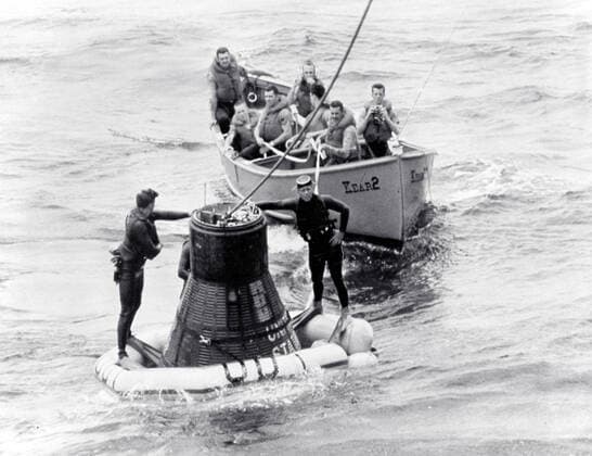 The recovery operation of the Faith 7 spacecraft after the completion of the 1-1 2 day orbital flight (MA-9 mission) with Astronaut Gordon Cooper. Navy frogmen attach the flotation collar to the spacecraft. The MA-9 mission was the last flight of the Mercury Project and launched on May 15, 1963 boosted by The Mercury-Atlas launch vehicle. Copyright: xpiemagsx piemagsspace-158692 !ACHTUNG AUFNAHMEDATUM GESCHÄTZT!
