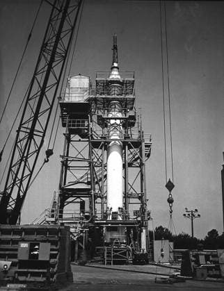 A Mercury-Redstone launch vehicle awaits test-firing in the Redstone Test Stand during the late 1950s. Between 1953 and 1960, the rocket team at Redstone Arsenal in Huntsville, Alabama performed hundreds of test firings on the Redstone rocket, over 200 on the Mercury-Redstone vehicle configuration alone. It was this configuration which launched America s first two marned space missions, Freedom 7 and Liberty Bell 7,in 1961. Copyright: xpiemagsx piemagsspace-158792 !ACHTUNG AUFNAHMEDATUM GESCHÄTZT!