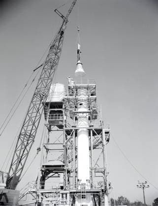 Installation of the Mercury capsule on Redstone booster at the Redstone Test Stand. Assembled at the Marshall Space Flight Center (MSFC), the Mercury-Redstone launch vehicle was designed to place a marned space capsule into orbital flight around the Earth and recover both safely. Copyright: xpiemagsx piemagsspace-159871 !ACHTUNG AUFNAHMEDATUM GESCHÄTZT!
