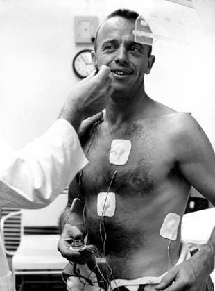 Astronaut Alan Shepard underwent a physical examination prior to the first marned suborbital flight. Freedom 7 carrying Astronaut Alan Shepard, boosted by the Mercury-Redstone launch vehicle, lifted off on May 5, 1961. Astronaut Shepard became the first American in space. Copyright: xpiemagsx piemagsspace-160359 !ACHTUNG AUFNAHMEDATUM GESCHÄTZT!