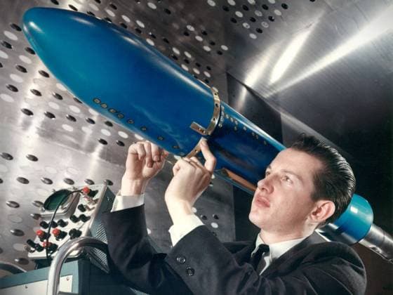 Researcher Bobby Sanders examines a 0.10-scale model of the Mariner-C shroud and Agena rocket in the 8- by 6-Foot Supersonic Wind Tunnel at the National Aeronautics and Space Administration Copyright: xpiemagsx piemagsspace-160502 !ACHTUNG AUFNAHMEDATUM GESCHÄTZT!