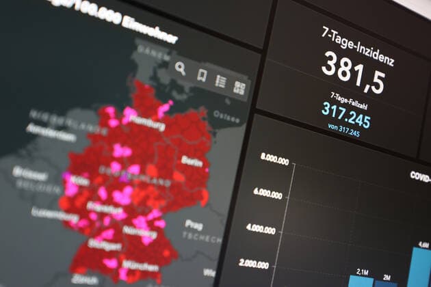 RKI dashboard, 7 day incidence is now 381.5 7 day incidence, RKI dashboard on a monitor on 09 08 2022 in Siegen Germany.