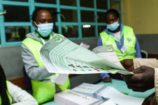 News Themen der Woche KW32 News Bilder des Tages August 9, 2022, Nakuru, Rift Valley, Kenya: A voter receives his ballots from the officials of The Independent Electoral and Boundaries Commission (IEBC) at Nakuru Boys High School Polling Station during Kenyais General election. Kenyans began voting on Tuesday morning, August 9, 2022, to elect their preferred president and members of both the national and county assemblies. In the contested presidential election, a neck-and-neck race is expected between Azimio La Umoja presidential candidate, Raila Odinga,77, and Kenya Kwanza Allianceis William Ruto, 55, in an election with four presidential candidates; others being David Mwaure of The Agano Party and George Wajakhoyah representing The Roots Party. Nakuru Kenya - ZUMAs197 20220809_zaa_s197_014 Copyright: xJamesxWakibiax