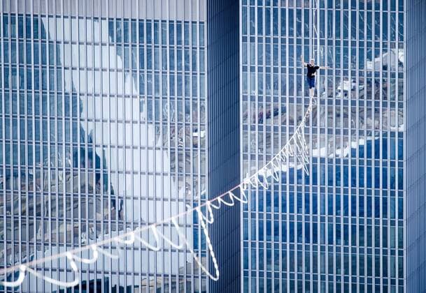 Bilder des Jahres 2022, News 08 August News Themen der Woche KW32 News Bilder des Tages 2022-08-09 11:58:52 ROTTERDAM - The Estonian slackliner Jaan Roose walks at a height of almost 188 meters over a webbing from De Rotterdam on the Wilhelminapier to the De Zalmhaven towers at the Erasmus Bridge. ANP SEM VAN DER WAL netherlands out - belgium out *** 2022 08 09 11 58 52 ROTTERDAM The Estonian slackliner Jaan Roose walks at a height of almost 188 meters over a webbing from De Rotterdam on the Wilhelminapier to the De Zalmhaven towers at the Erasmus Bridge ANP SEM VAN DER WAL netherlands out belgium out  Copyright: xx x452851807x originalFilename: 452851807.jpg