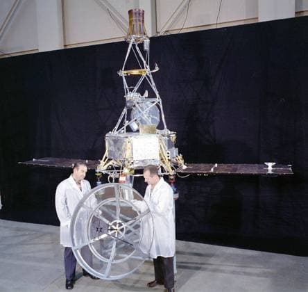 JPL s Spacecraft Assembly Facility looks more like a hangar in this photo of two engineers standing with Mariner 1 on May 2, 1962. However, the gowning procedures were far less rigorous than they are today. Mariner 1 was destroyed during its attempted launch to Venus. Copyright: xpiemagsx piemagsspace-172773 !ACHTUNG AUFNAHMEDATUM GESCHÄTZT!