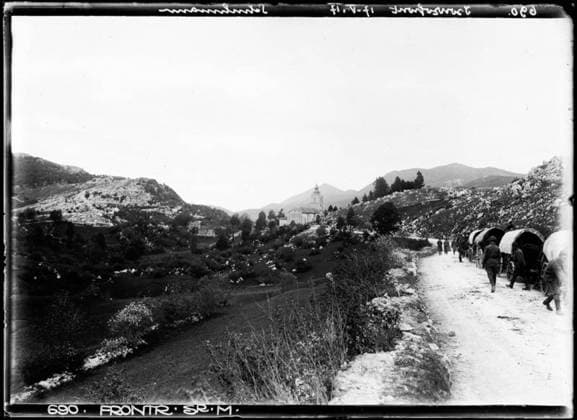 Karl I, Emperor of Austria On the front during the 10th Battle of Isonzo. Karl I walks past covered wagons on the street. Copyright: xpiemagsx ausnl080421-1113 !ACHTUNG AUFNAHMEDATUM GESCHÄTZT!