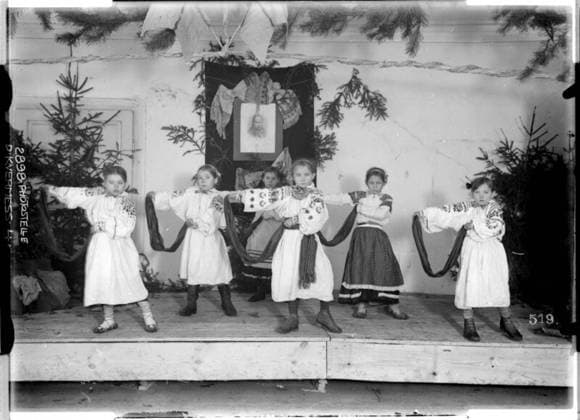 Ukrainian national dance performed by girls at the Ukrainian school in Ustilug Russia, Volhynia, near Wladimir Wolinsky; photographer: Kriegsvermessung 4. Copyright: xpiemagsx ausnl080421-1196 !ACHTUNG AUFNAHMEDATUM GESCHÄTZT!