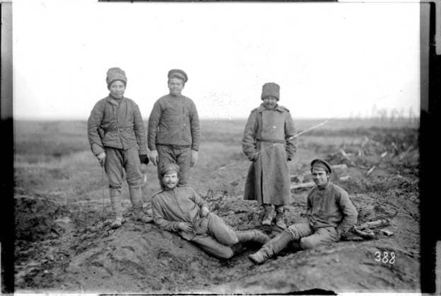 Russian soldiers allowing themselves to be photographed Probably in Pawlowieczi, Russia, Volhynia; photographer: Kriegsvermessung 4. Copyright: xpiemagsx ausnl080421-1202 !ACHTUNG AUFNAHMEDATUM GESCHÄTZT!