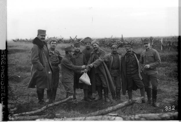 Selling food to the Russians in Pawlowieczi Russia, Volhynia; photographer: Kriegsvermessung 4. Copyright: xpiemagsx ausnl080421-1205 !ACHTUNG AUFNAHMEDATUM GESCHÄTZT!