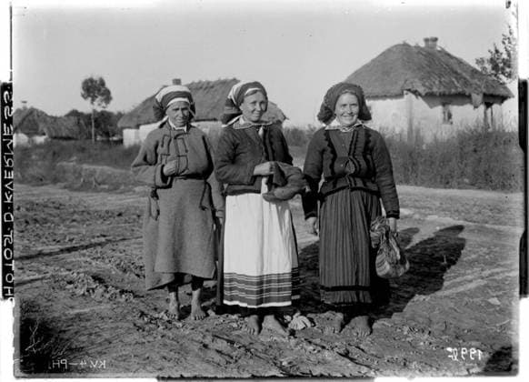 Volhynian peasant women Probably in the wider area around Wladimir Wolinsky; Russia, Volhynia; photographer: Kriegsvermessung 4. Copyright: xpiemagsx ausnl080421-1213 !ACHTUNG AUFNAHMEDATUM GESCHÄTZT!