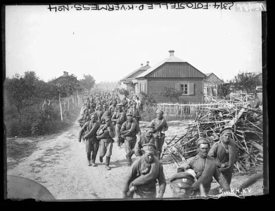 Captured Russians in Kowel Russia, Volhynia; photographer: Kriegsvermessung 4. Copyright: xpiemagsx ausnl080421-1217 !ACHTUNG AUFNAHMEDATUM GESCHÄTZT!