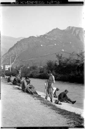 Soldiers cleaning their uniforms Possibly near Feltre or Vittorio; probably Veneto; photographer: Kriegsvermessung 13. Copyright: xpiemagsx ausnl080421-1240 !ACHTUNG AUFNAHMEDATUM GESCHÄTZT!