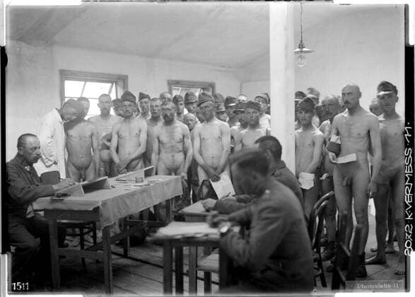 Sorting the patients in the hospital in Pergine Trentino; photographer: Kriegsvermessung 11. Copyright: xpiemagsx ausnl080421-1261 !ACHTUNG AUFNAHMEDATUM GESCHÄTZT!
