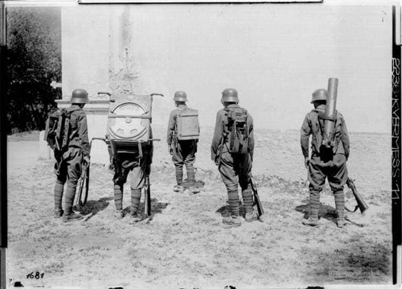 Transporting a trench mortar of the Austrian infantry Barco near Levico, Trentino; photographer: Kriegsvermessung 11. Copyright: xpiemagsx ausnl080421-1262 !ACHTUNG AUFNAHMEDATUM GESCHÄTZT!