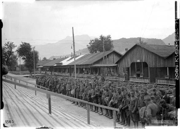 Invalids before the hospital in Pergine following their arrival Trentino; photographer: Kriegsvermessung 11. Copyright: xpiemagsx ausnl080421-1264 !ACHTUNG AUFNAHMEDATUM GESCHÄTZT!
