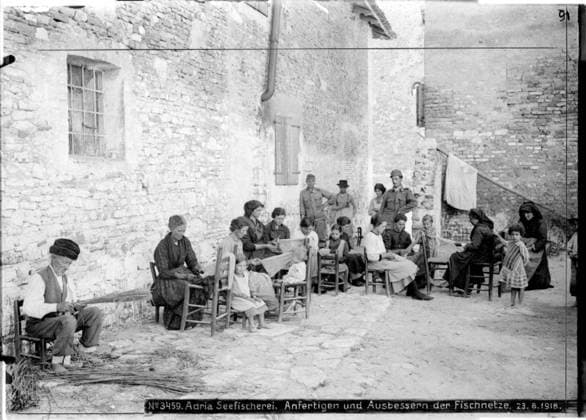 Fishing in the Adriatic Making and improving fishing nets; Adriatic, Veneto; photographer: Kriegsvermessung 5. Copyright: xpiemagsx ausnl080421-1278 !ACHTUNG AUFNAHMEDATUM GESCHÄTZT!