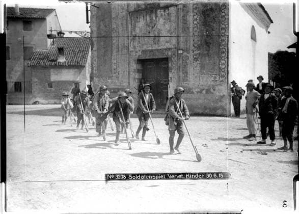 Children playing soldiers Veneto; photographer: Kriegsvermessung 5. Copyright: xpiemagsx ausnl080421-1284 !ACHTUNG AUFNAHMEDATUM GESCHÄTZT!